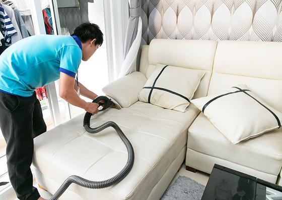 Nhiều người sử dụng máy hút bụi để vệ sinh sofa.