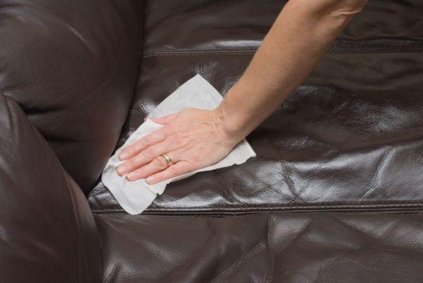 Sử dụng khăn và các dung dịch là cách làm sạch sofa nhanh chóng, hiệu quả.