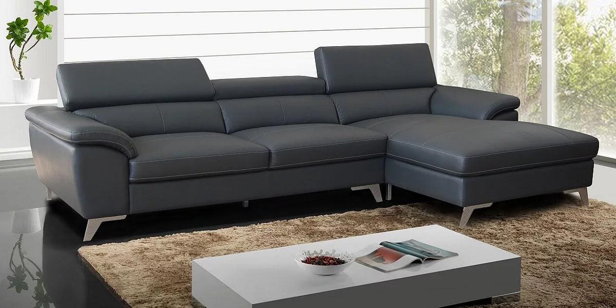 Nếu bộ ghế sofa của bạn đã cũ thì có thể bọc ghế thay vì mua mới