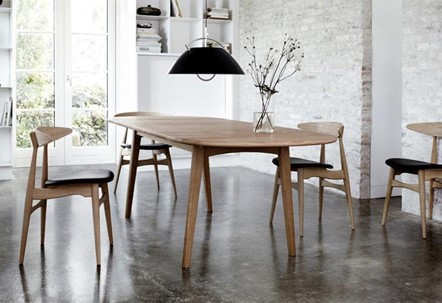 Mẫu ghế bàn ăn với chất liệu gỗ và da