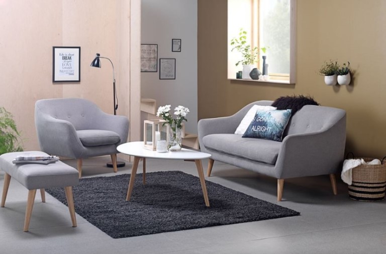 Ghế sofa kết hợp cùng thảm giúp phòng khách thêm hiện đại