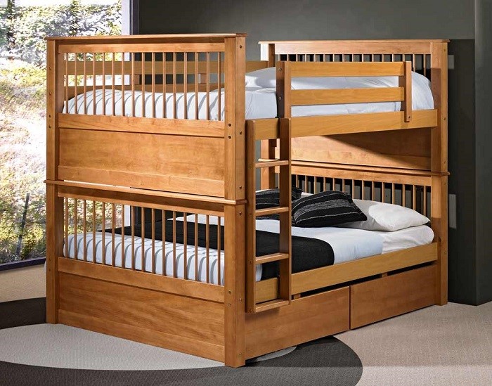 giường được làm từ chất liệu gỗ tự nhiên