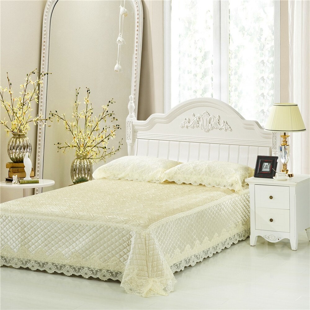 Mẫu giường cưới với tone màu trắng tinh khôi, cực sang trọng